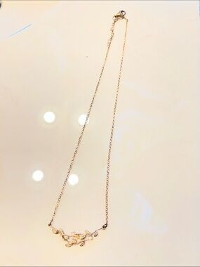Delicate Gold Leaf Pendant Necklace - Women Jewelry